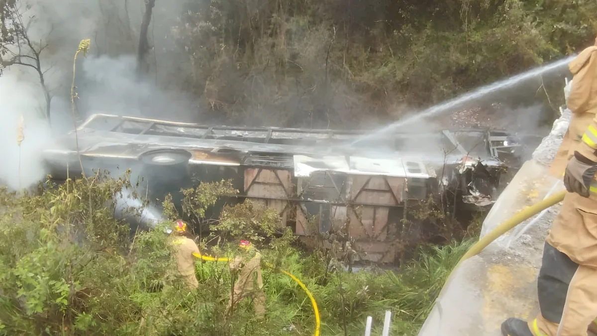 Un bus de pasajeros cayó a un abismo dejando varias personas fallecidas y heridas.