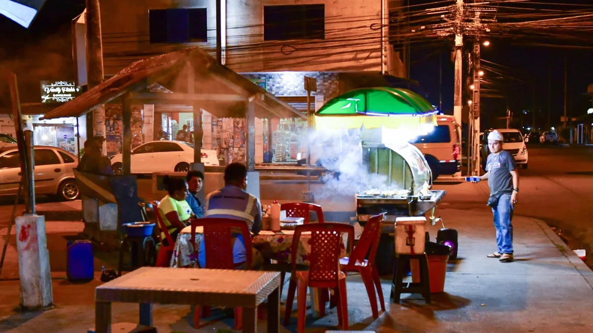 Negocios de comida funcionan por las tardes y noches en la ciudadela Panorama, en Durán.