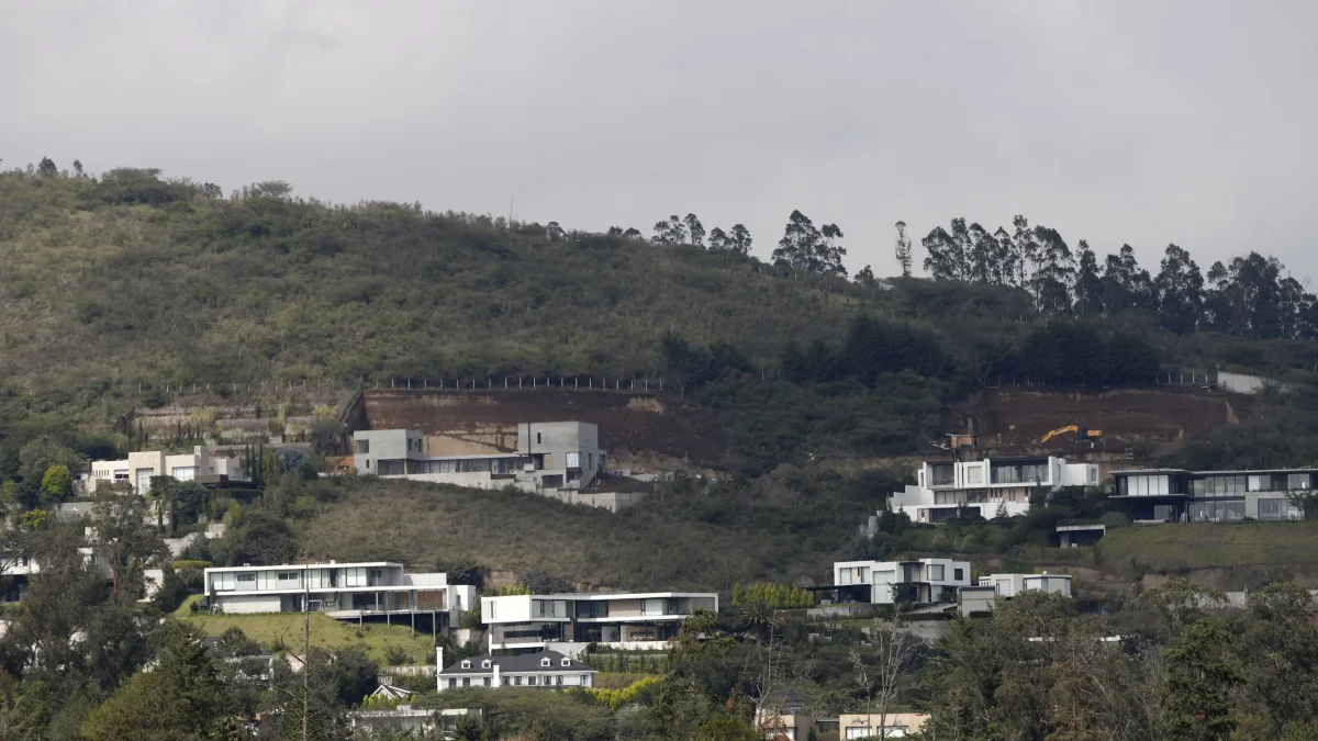 Uno de los principales problemas en el volcán Ilaló es el avance de las construcciones, incluso en una zona protegida.