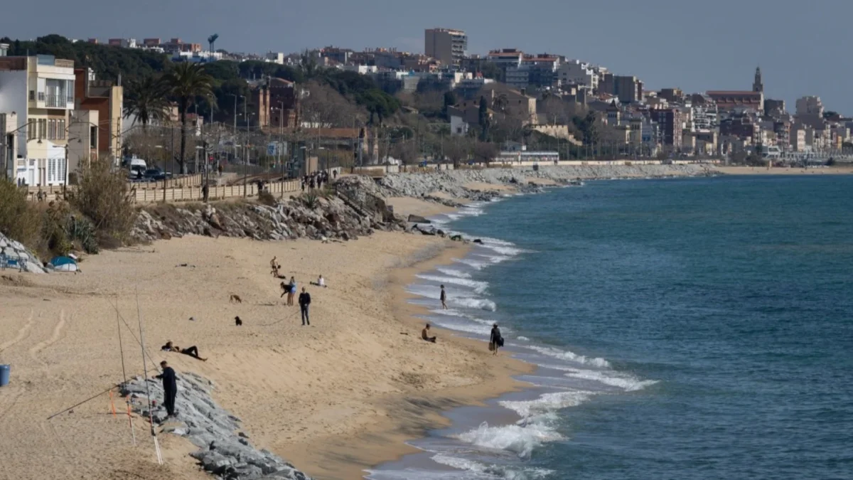 Se observa una sección de arena en la playa de Montgat, al norte de Barcelona, ​​el 26 de febrero de 2026.