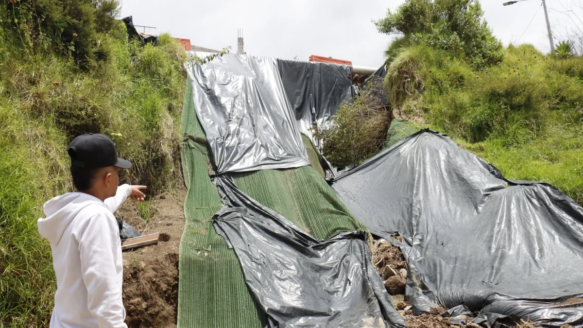 En La Bota se han registrado varios deslizamientos de tierra. Un talud fue cubierto con plástico negro.