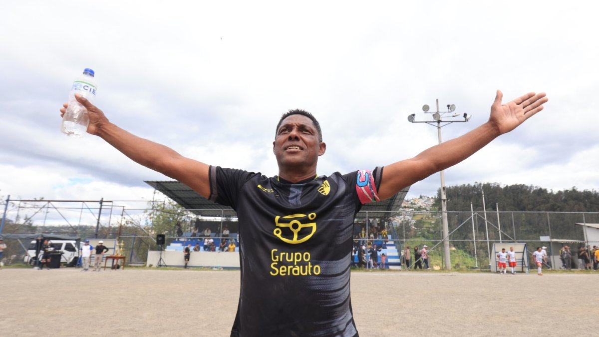 En una intensa final de la categoría máster, Manosalvas, con Chalá (c), derrotó 3-2 a Estrella Roja.