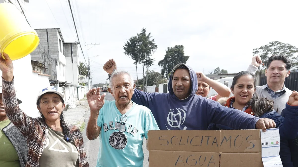 Tensión. La escasez de agua en Tumbaco obliga a familias a adaptar rutinas y enfrentar gastos adicionales para garantizar el consumo diario básico.