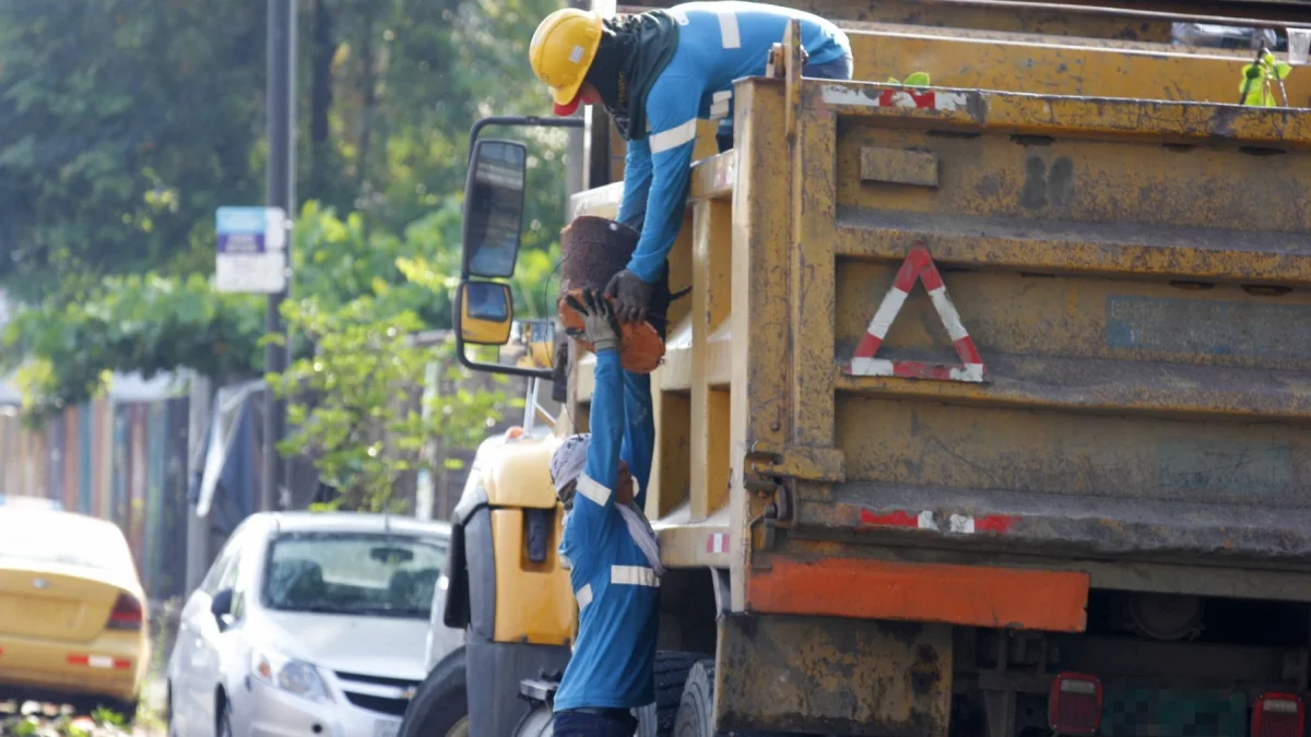 El Municipio de Guayaquil utiliza volquetas en tareas como la recolección de desechos.