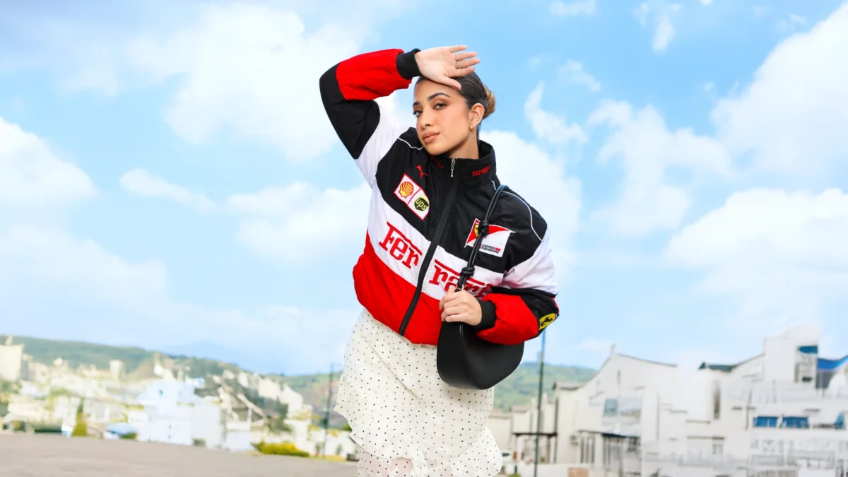 Cartera, gafas o calzado llamativo pueden hacer que el look se vea fashionista y no parezca improvisado.