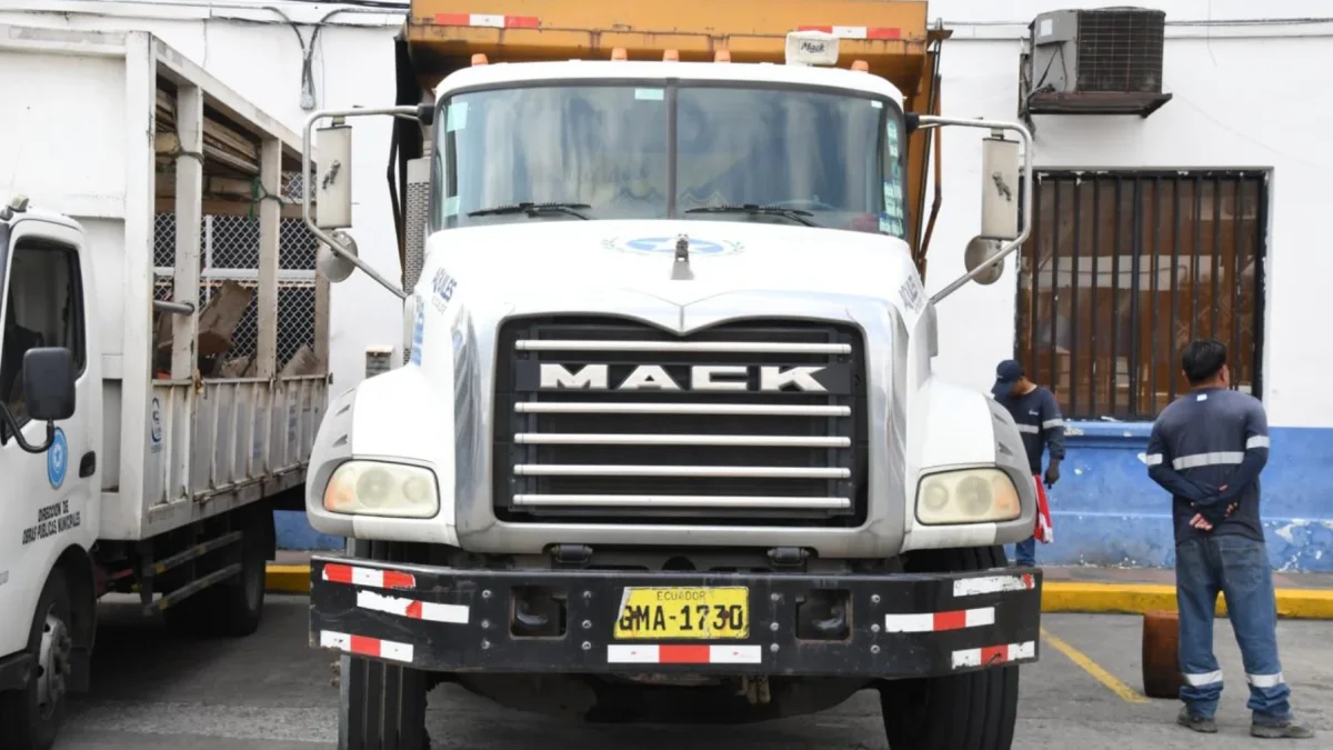 Volqueta del Municipio de Guayaquil ingresada a un predio privado, donde se habrían extraído combustible y almacenado bienes públicos.