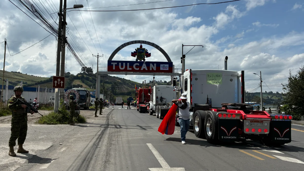 Camiones de carga permanecen detenidos en Rumichaca tras la caída del comercio bilateral entre Ecuador y Colombia por la subida de aranceles.