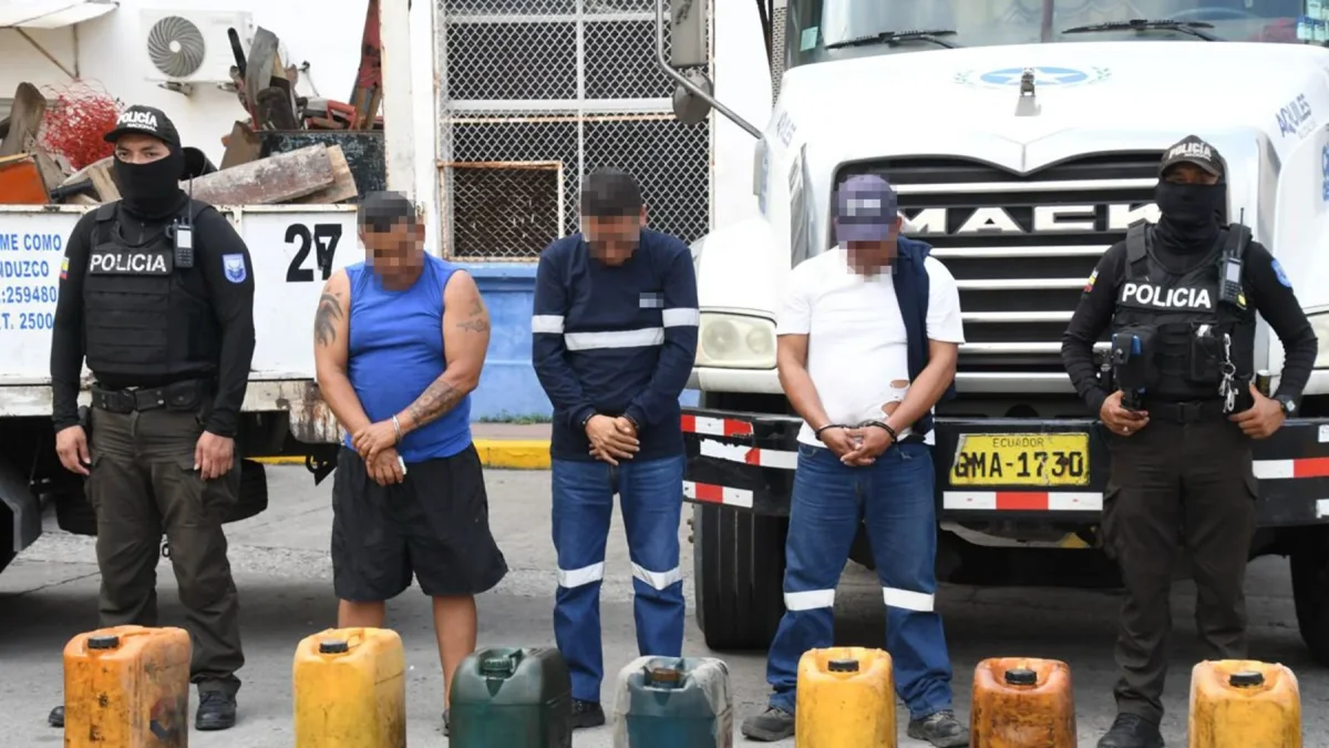 Tres personas fueron detenidas durante el operativo, entre ellas, dos funcionarios del Municipio de Guayaquil.