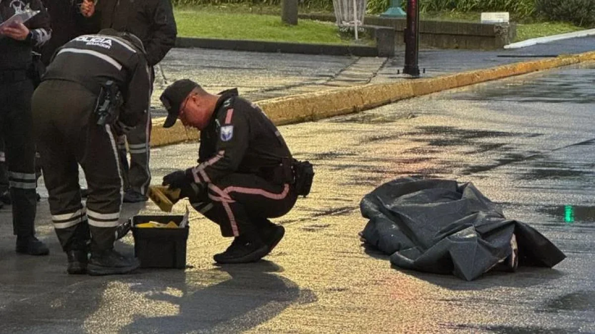 Hombre de unos 30 años fue hallado sin vida en Quito, av. 6 de Diciembre, madrugada del 16 abril.