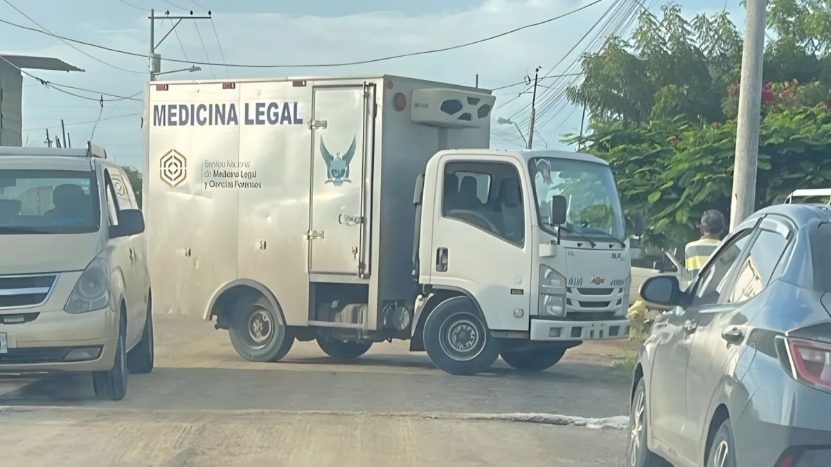 Referencial. Un vehículo de Medicina Legal permanece en Puerto Santa Ana tras la caída mortal de alias Frenillo, señalado como líder de la Mafia 18.
