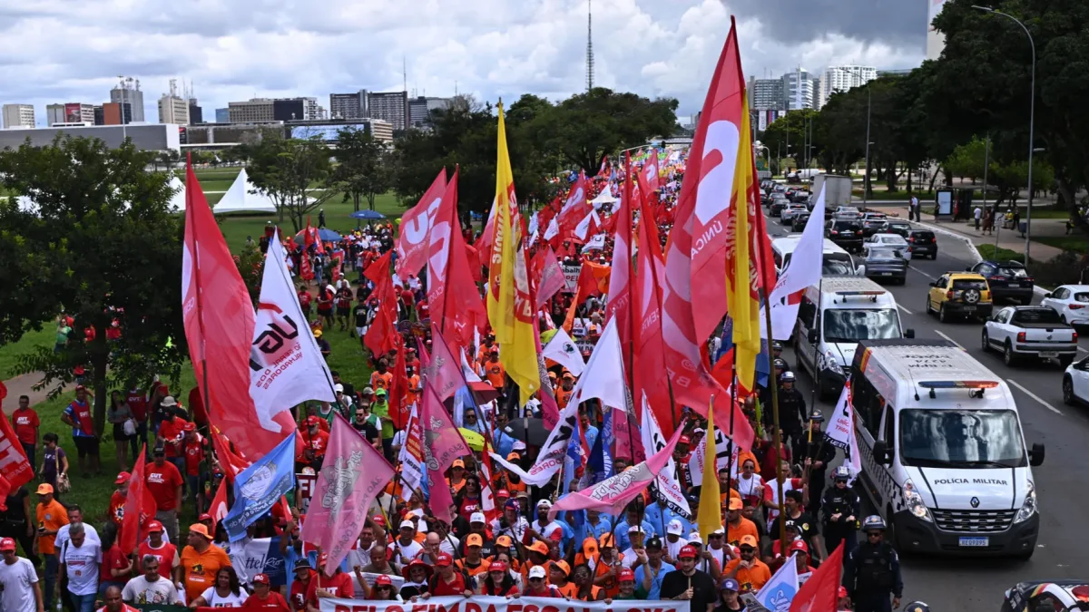 Personas participan en una protesta que pide el fin de la escala laboral 6x1 este miércoles, 15 de abril de 2026, en Brasilia (Brasil).