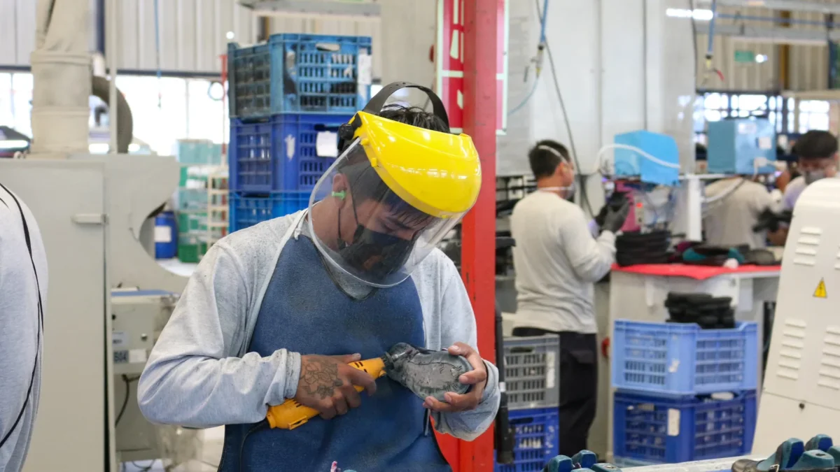 Trabajadores cumplen con su jornada laboral en una fábrica de zapatos.