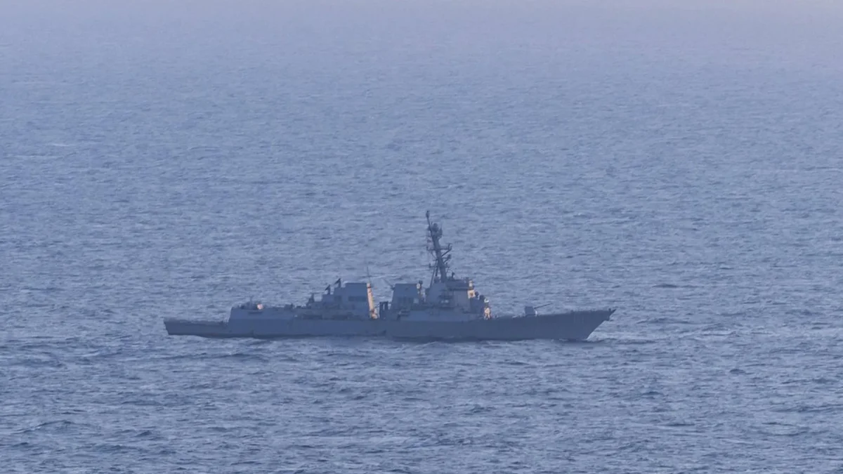 Destructor de misiles guiados USS Spruance (DDG 111) estadounidense durante el bloqueo a barcos iraníes este miércoles, en el estrecho de Ormuz.
