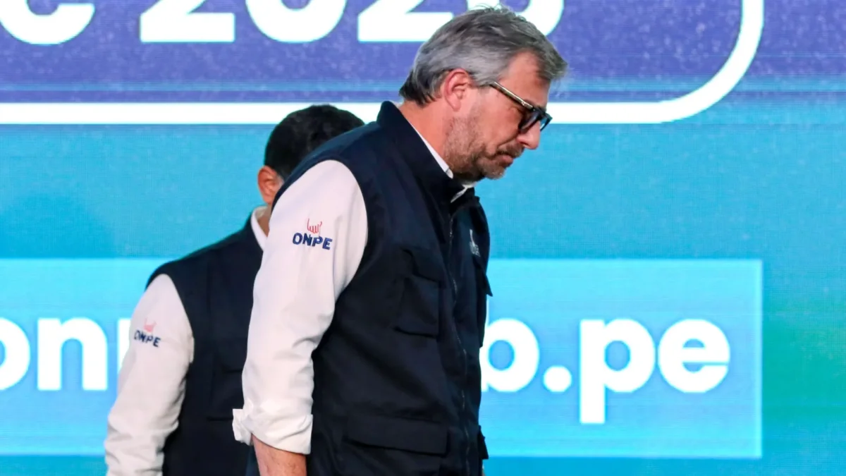 Fotografía del 12 de abril de 2026 del jefe de la Oficina Nacional de Procesos Electorales (ONPE), Piero Corvetto (c), en Lima (Perú).