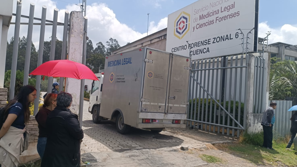 Vehículo de Medicina Legal ingresa al centro forense de Cuenca tras el siniestro que dejó 14 fallecidos y 29 heridos.