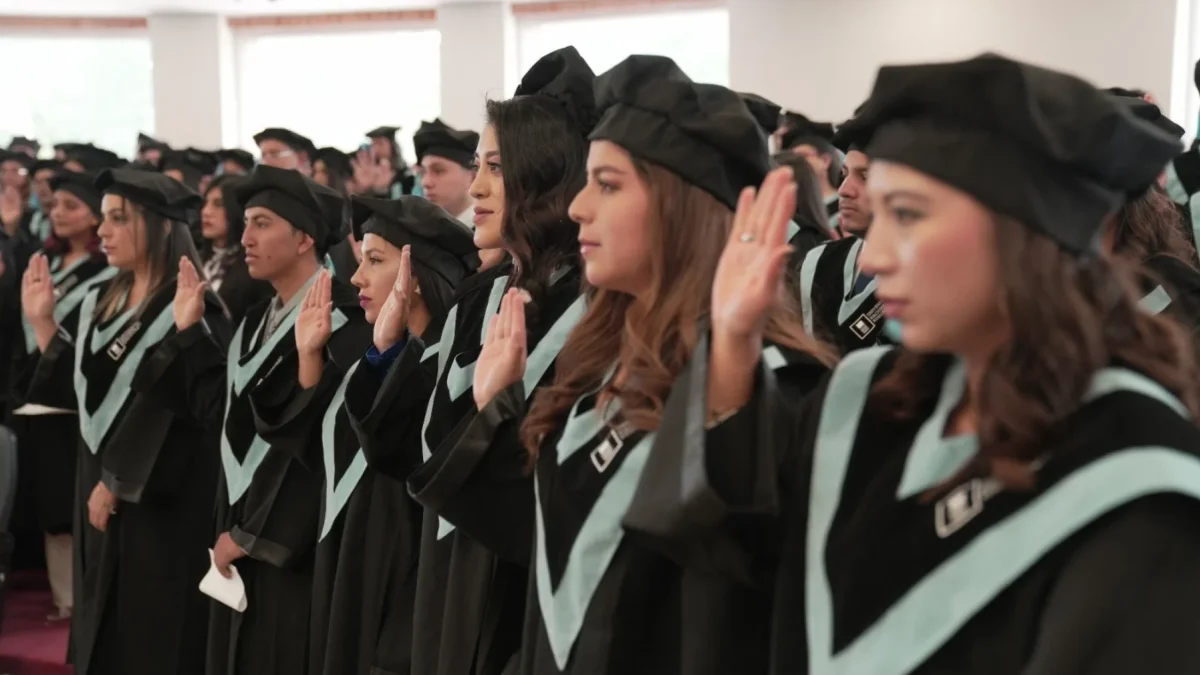En una ceremonia con graduados de la Universidad Nacional de Educación, en 2023.