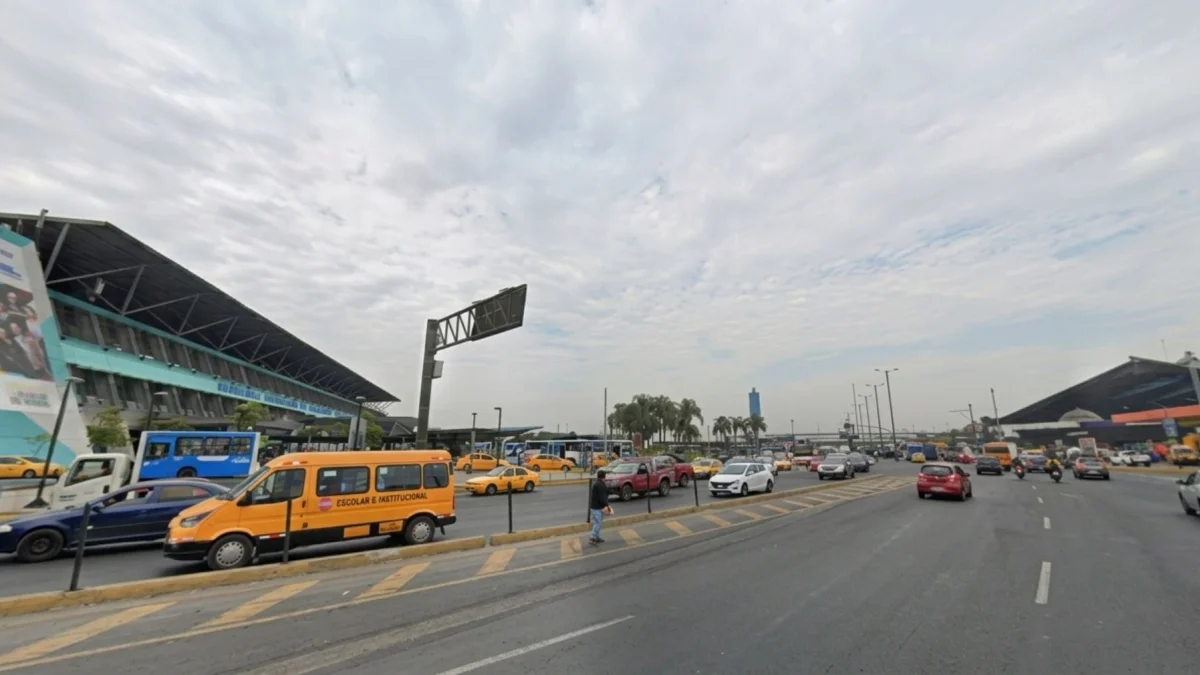 Entre las terminales terrestre Jaime Roldós Aguilera (izquierda) y la de Metrovía, Río Daule (d), el Municipio de Guayaquil prevé construir un sendero peatonal de 22 metros de ancho.