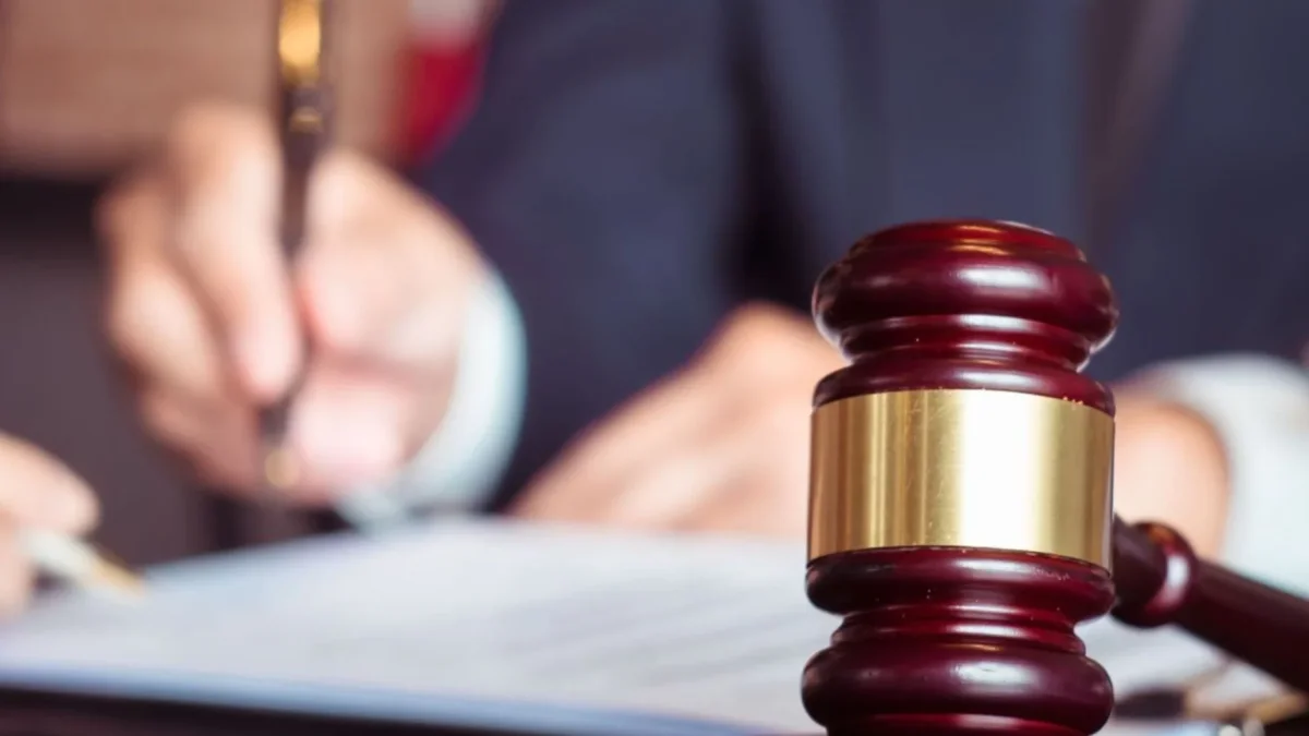 Si un juez se ve obligado a firmar lo decidido por el anterior, deja de serlo y pasa a ser una especie de fedatario de opiniones ajenas.