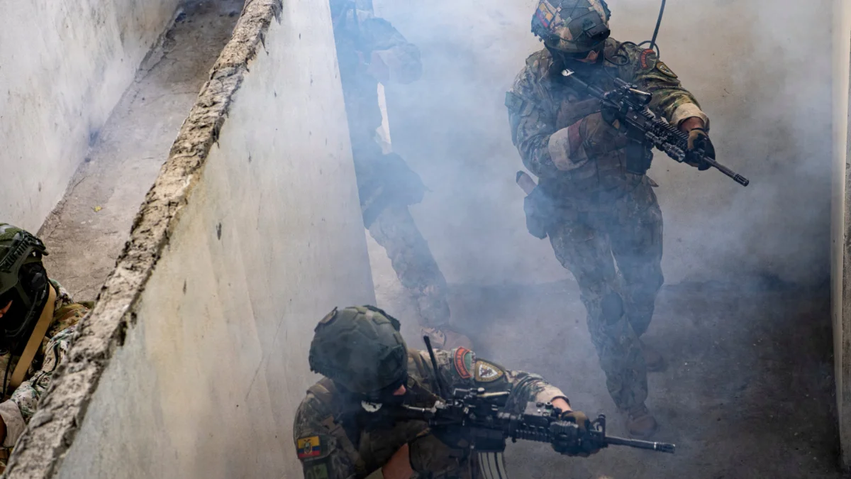 Soldados avanzan entre humo y concreto durante las maniobras conjuntas realizadas en Guayaquil.