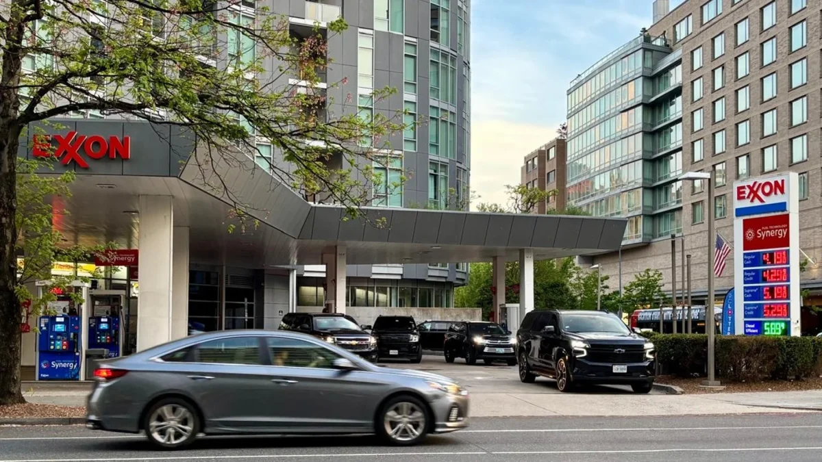 El alza del crudo elevó el precio de los combustibles. En Wahington D.C., en Estados Unidos, el galón de diésel supera los $5.