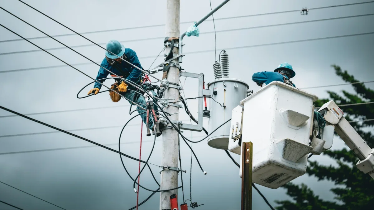 Personal de CNEL realiza trabajos de reconexión en distintos sectores de la ciudad tras los cortes imprevistos.