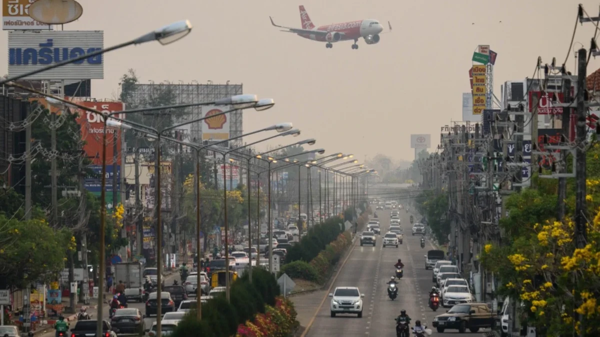 Un avión de pasajeros se prepara para aterrizar en el aeropuerto, en un día de alta contaminación en Chiang Mai, el 2 de abril de 2026.