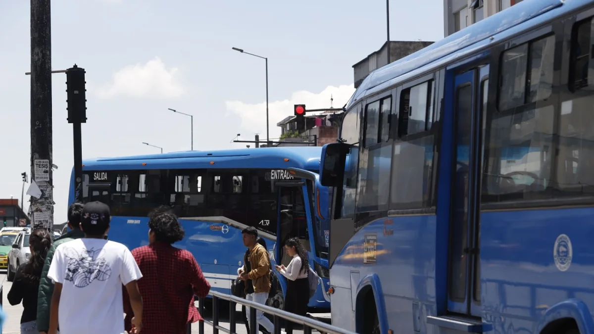 Caos. Buses invaden carriles exclusivos, se pasan el semáforo en rojo y dejan pasajeros en medio de las calles.