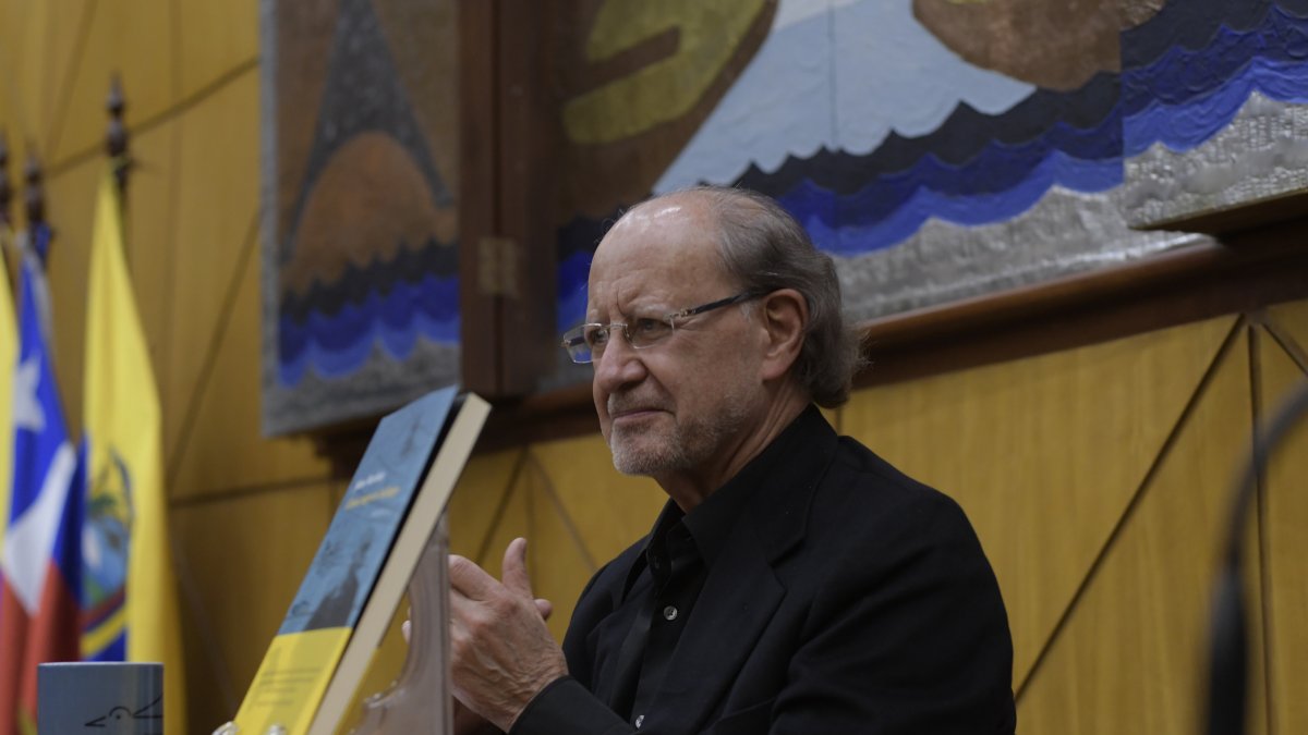 Jaime Marchán presentó la novela en el paraninfo de la Universidad Andina Simón Bolívar de la capital.