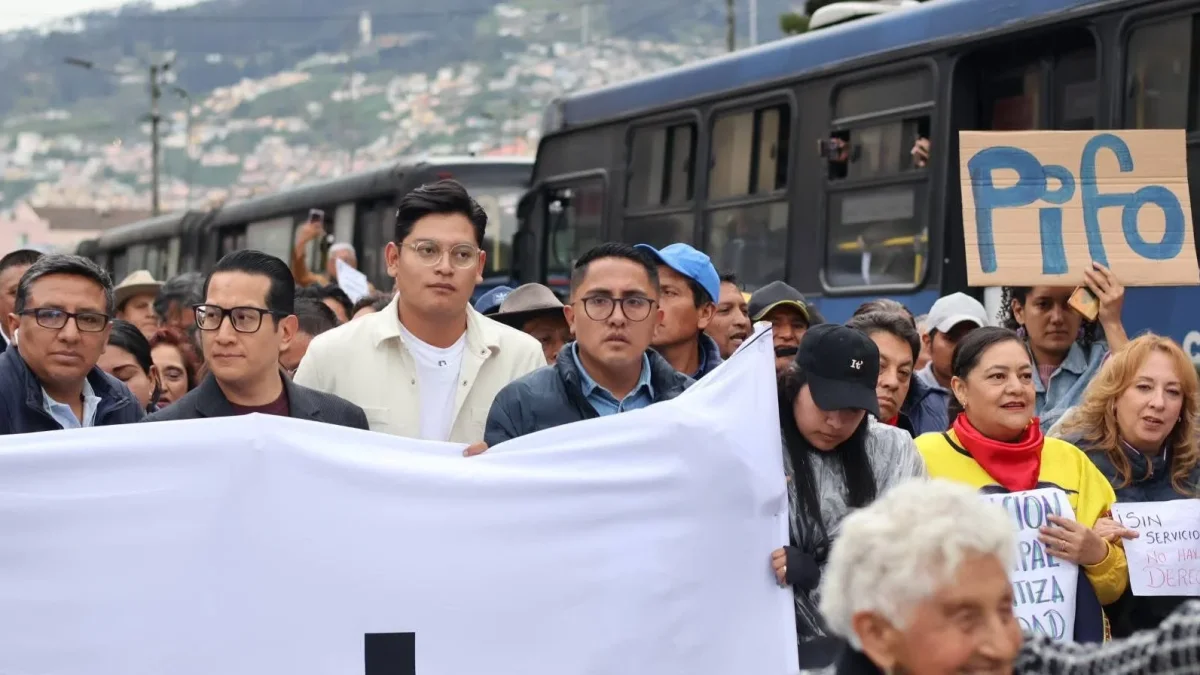 Andrés Quishpe, presidente de la UNE, lidera el pronunciamiento por los derechos democráticos en Ecuador.