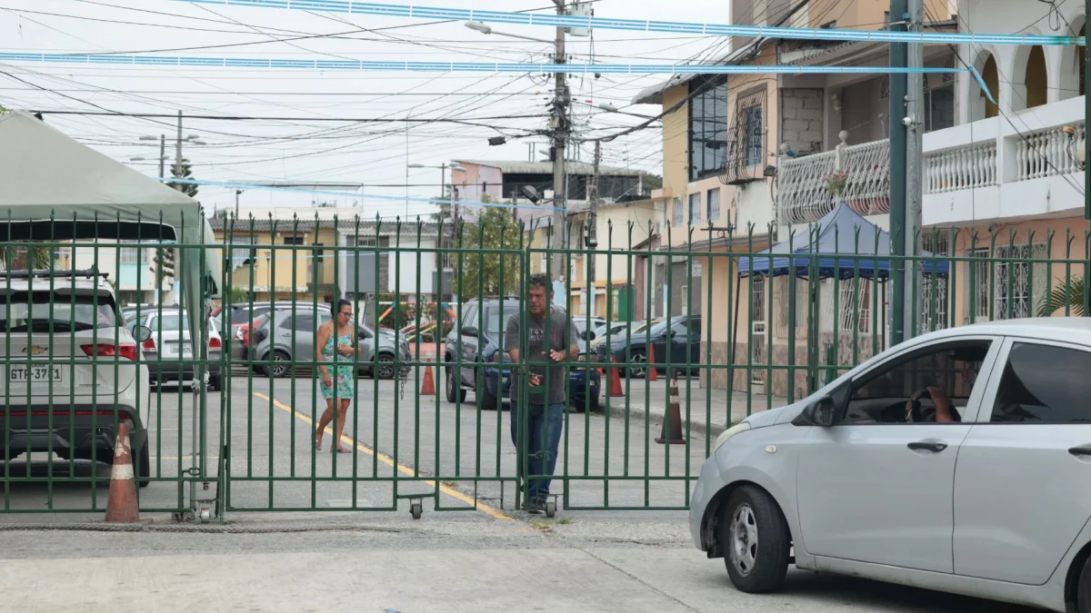 En vías peatonales donde se coloquen rejas habrá que instalar dos contenedores para desechos sólidos no peligrosos comunes y residuos sólidos no peligrosos de material recuperable, según la propuesta.