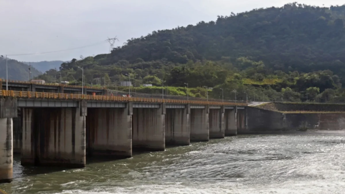 Una vista panorámica expone la crisis hídrica y la manipulación de recursos.