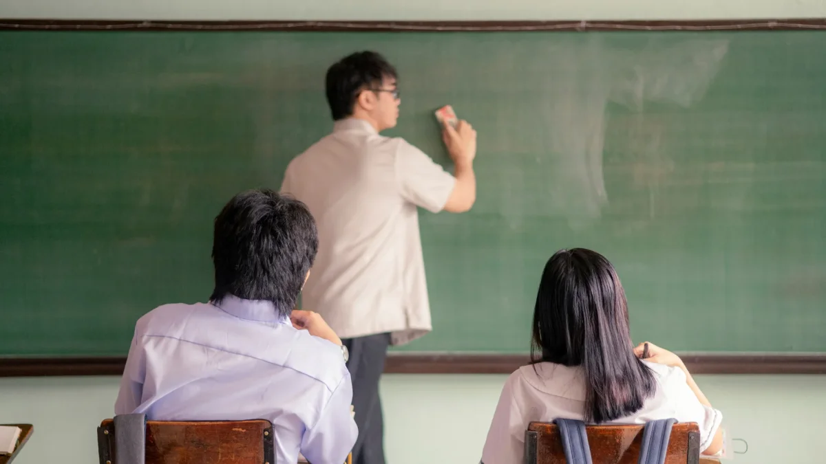El maestro es maestro a todas horas con fe, optimismo y sabiduría.