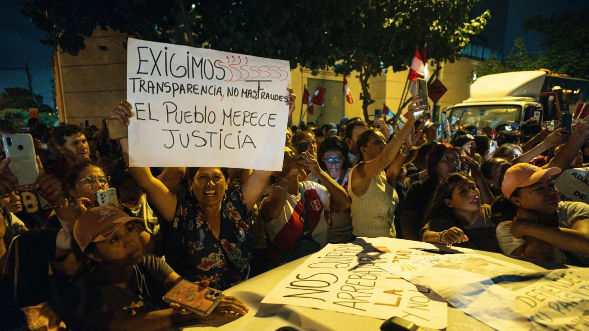 Personas participan en una manifestación convocada por el candidato presidencial peruano ultraconservador Rafael López Aliaga, en Lima.