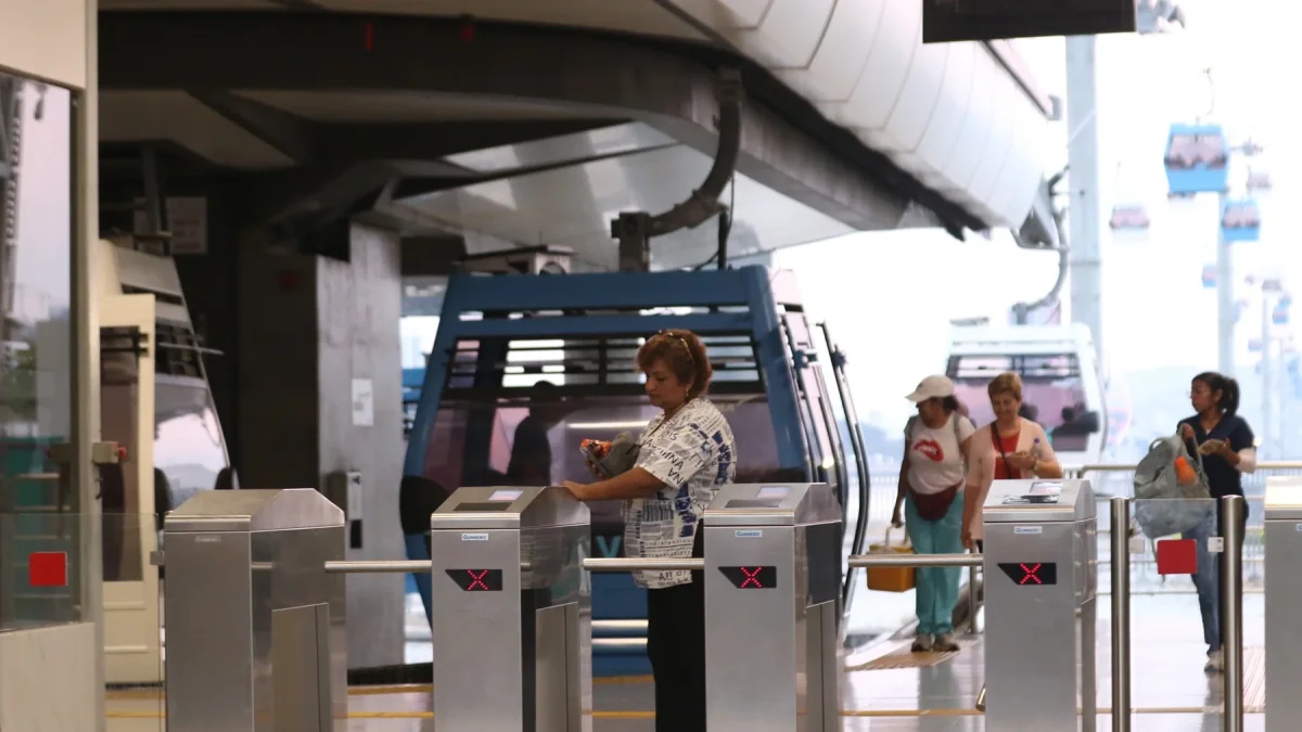 Usuarios ingresan a una de las estaciones de la Aerovía en Guayaquil.