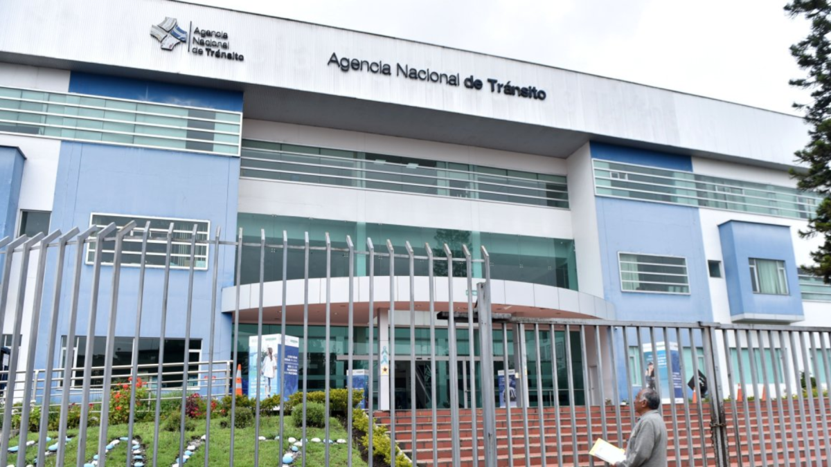 Las multas pendientes no impedirán la atención de solicitudes en las ventanillas y plataformas digitales de la institución.