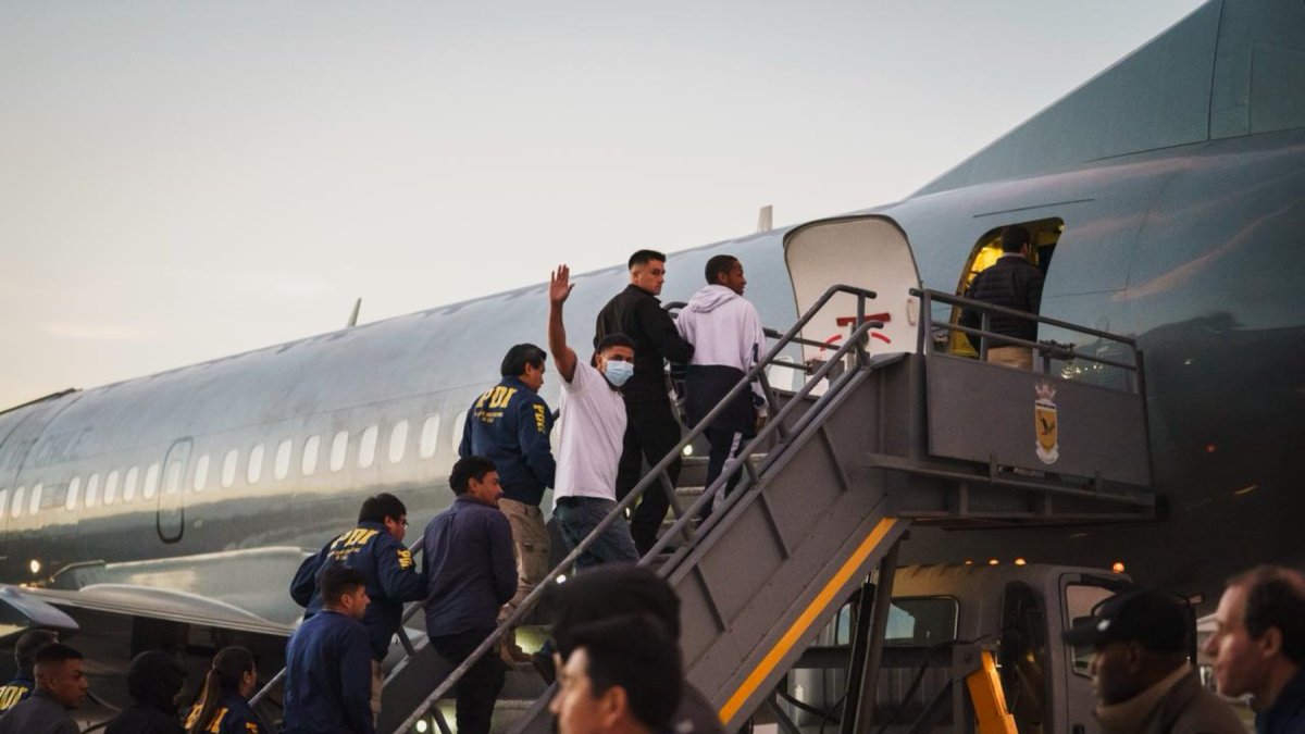 Un grupo de personas de diferentes nacionalidades fue trasladada en un avión como patrte del poroceso de control migratorio en Chile.