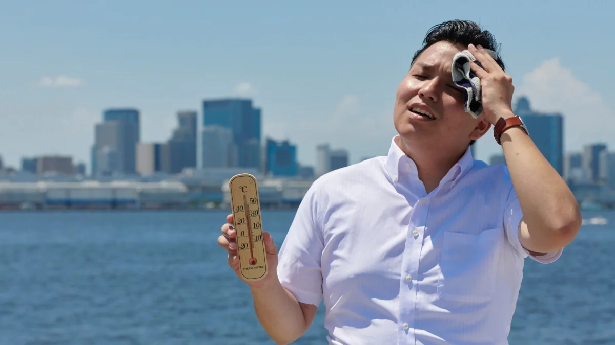 Referencial. Un ciudadano mide la temperatura en la Costa, donde el Inamhi prevé valores extremos hasta el 20 de abril.