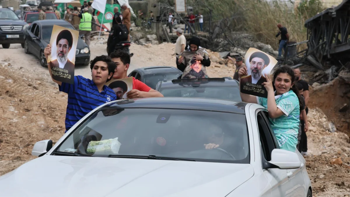 Desplazados libaneses comienzan a regresar a sus hogares tras la entrada en vigor del alto el fuego con Israel, este viernes, en Tiro.