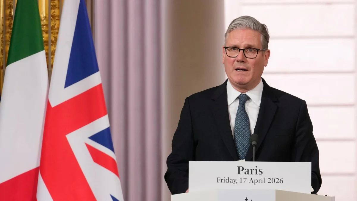 El primer ministro británico, Keir Starmer, ofrece una declaración conjunta tras una cumbre internacional en París, Francia, el 17 de abril de 2026.