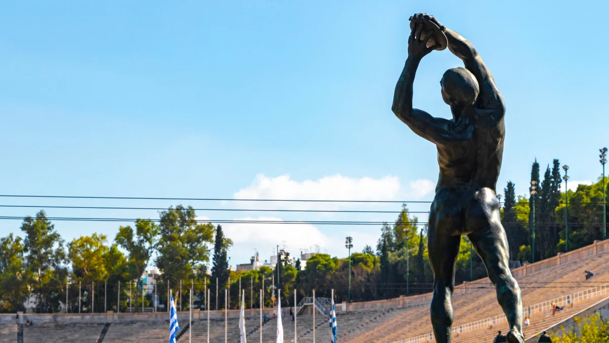 Escultura en el Estadio Panathinaikó de Atenas, símbolo del olimpismo clásico, en medio del debate sobre nuevas reglas de participación.
