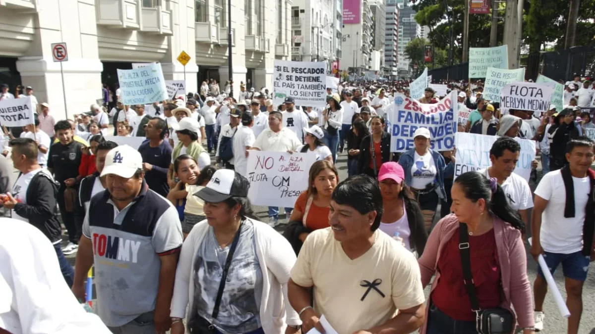 Pescadores protestan en Guayaquil contra el alza del diésel y exigen medidas al Gobierno.