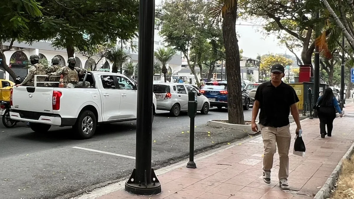 En ocasiones, en las calles de Guayaquil se pueden observar militares que recorren la ciudad. 