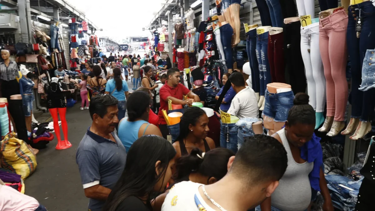 El Gobierno asegura que los hogares cuentan con más ingresos este año, porque las ventas subieron.