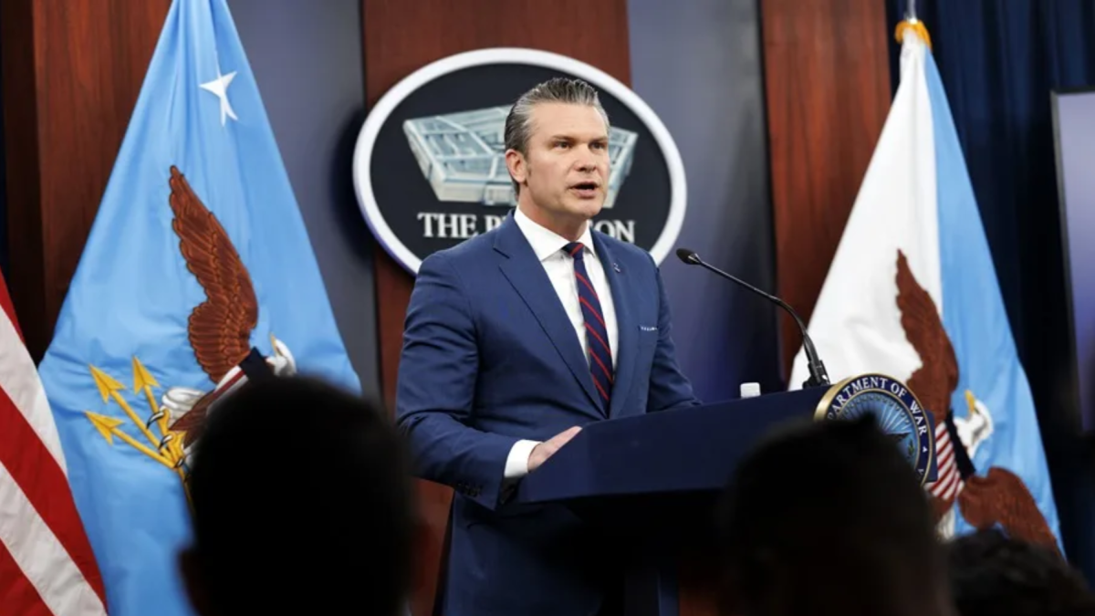 Pete Hegseth pronunció un discurso que fusionaba un versículo bíblico con un fragmento de la famosa película Pulp Fiction.