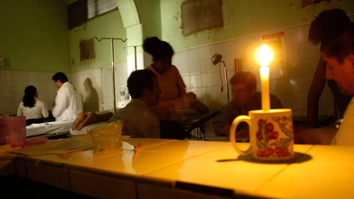 Ecuador enfrenta hoy dos crisis que responden a problemas estructurales: en la salud pública y en el sector eléctrico.