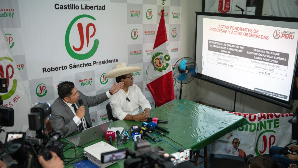 El candidato a la Presidencia de Perú por el partido Juntos por el Perú, Roberto Sánchez en una rueda de prensa este jueves, en Lima (Perú).