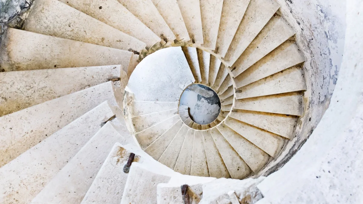 La rumiación es un proceso circular, una pesadilla que se repite y crece. No aclara escenarios y tiende a intensificar los abismos emocionales.