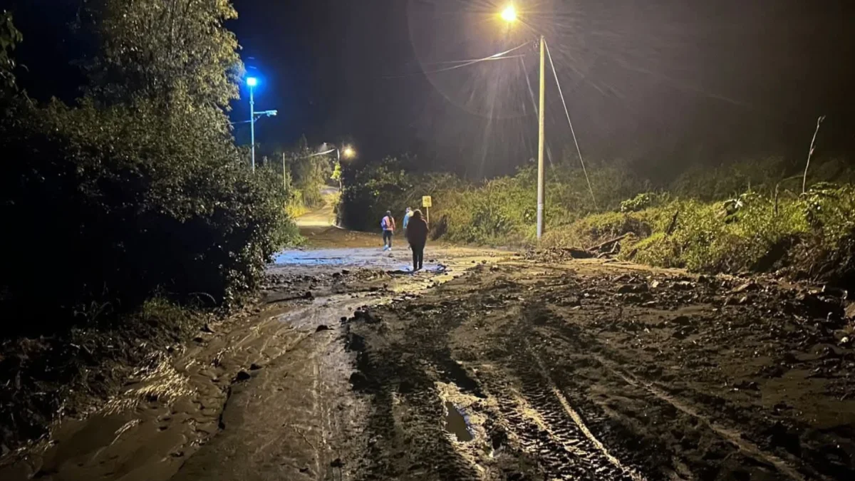 El deslizamiento dejó una víctima mortal y afectaciones en la infraestructura de la zona.