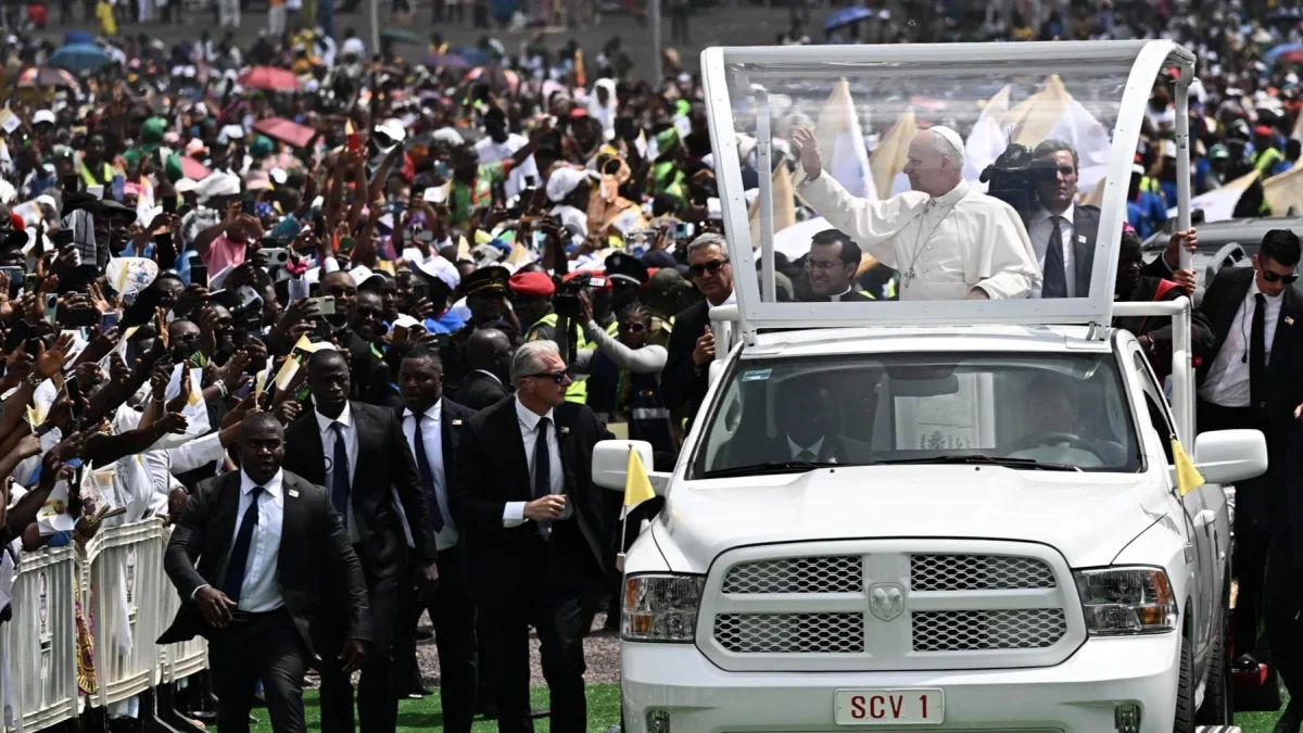 Llegada del papa León XIV a la misa multitudinaria en Duala.