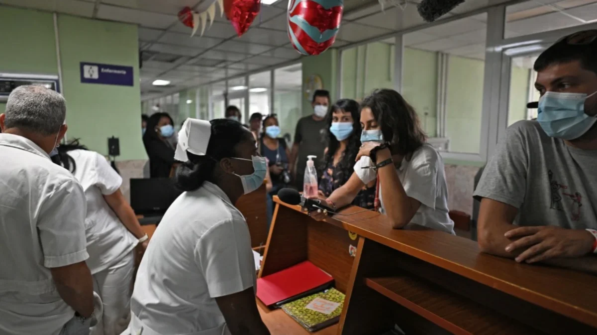 Personal médico del Hospital Cardiológico Pediátrico William Soler, conversa con delegados de la flotilla en La Habana, el 24 de marzo de 2026.